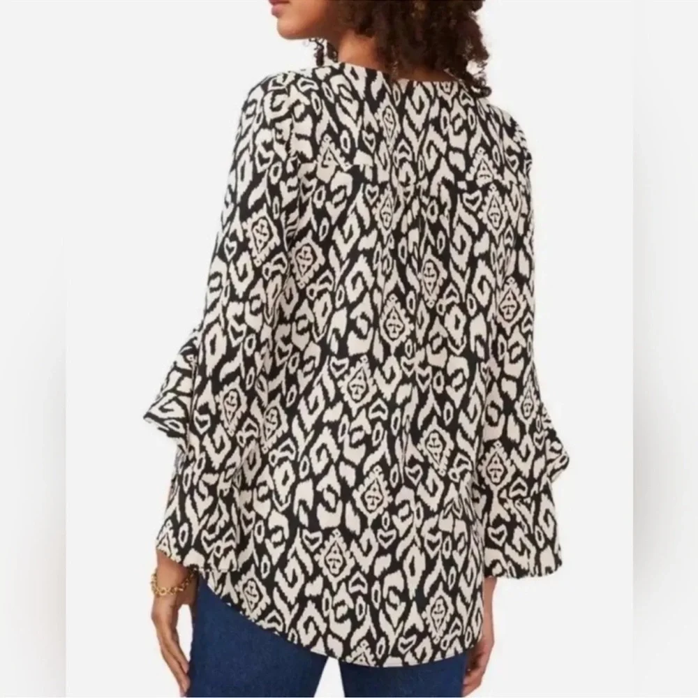 Vince Camuto Flutter Bell Sleeve V-neck Etched Geo Blouse Large - Picture 2 of 12